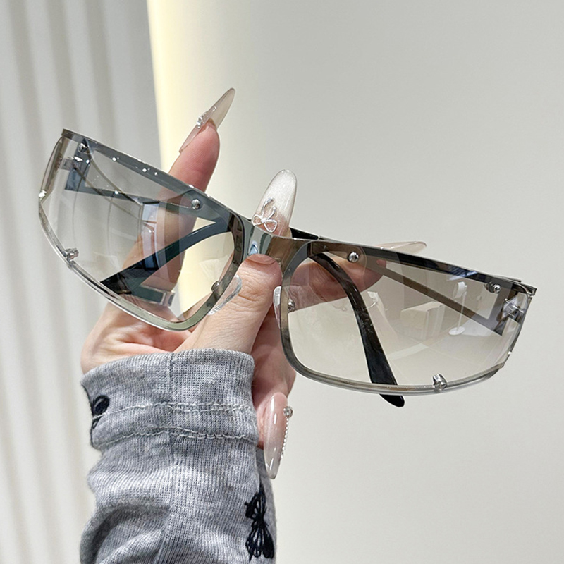 Street Fashion Photo - Lunettes de soleil creuses pour femmes,